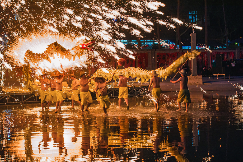 四川成都：古镇上演打铁花舞龙表演