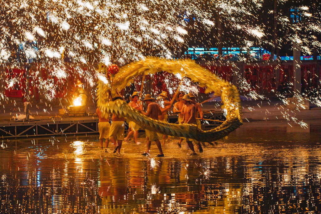 四川成都：古镇上演打铁花舞龙表演