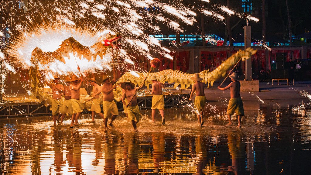 四川成都：古镇上演打铁花舞龙表演