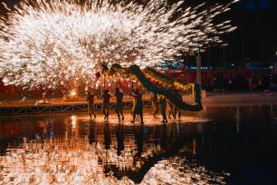 四川成都：古镇上演打铁花舞龙表演