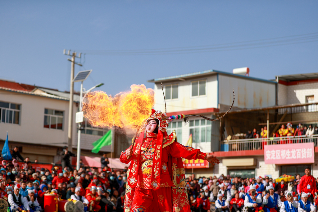 甘肃定西：社火展演迎新春