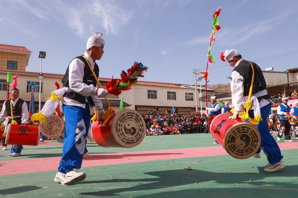 甘肃定西：社火展演迎新春