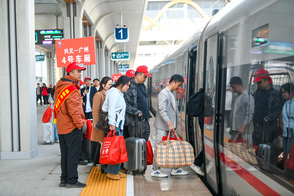 贵州黔西南：外出务工人员乘坐专列返岗