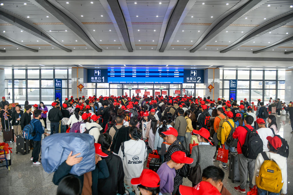 贵州黔西南：外出务工人员乘坐专列返岗