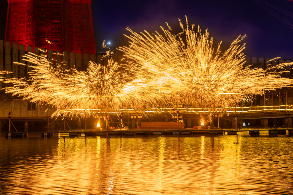 海南海口：非遗打铁花表演流光溢彩