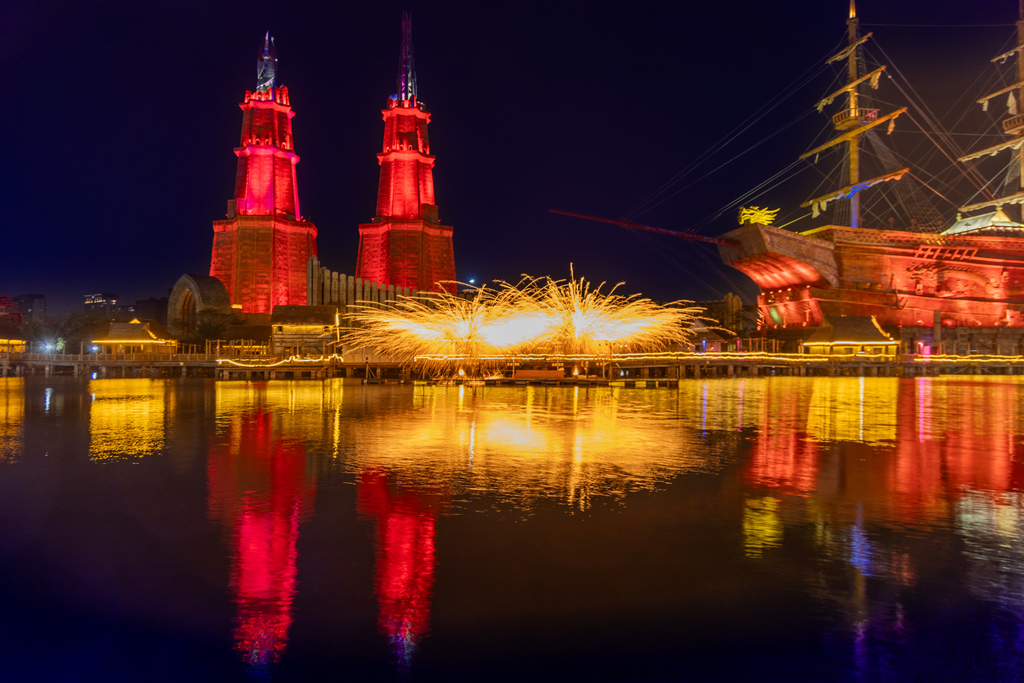 海南海口：非遗打铁花表演流光溢彩