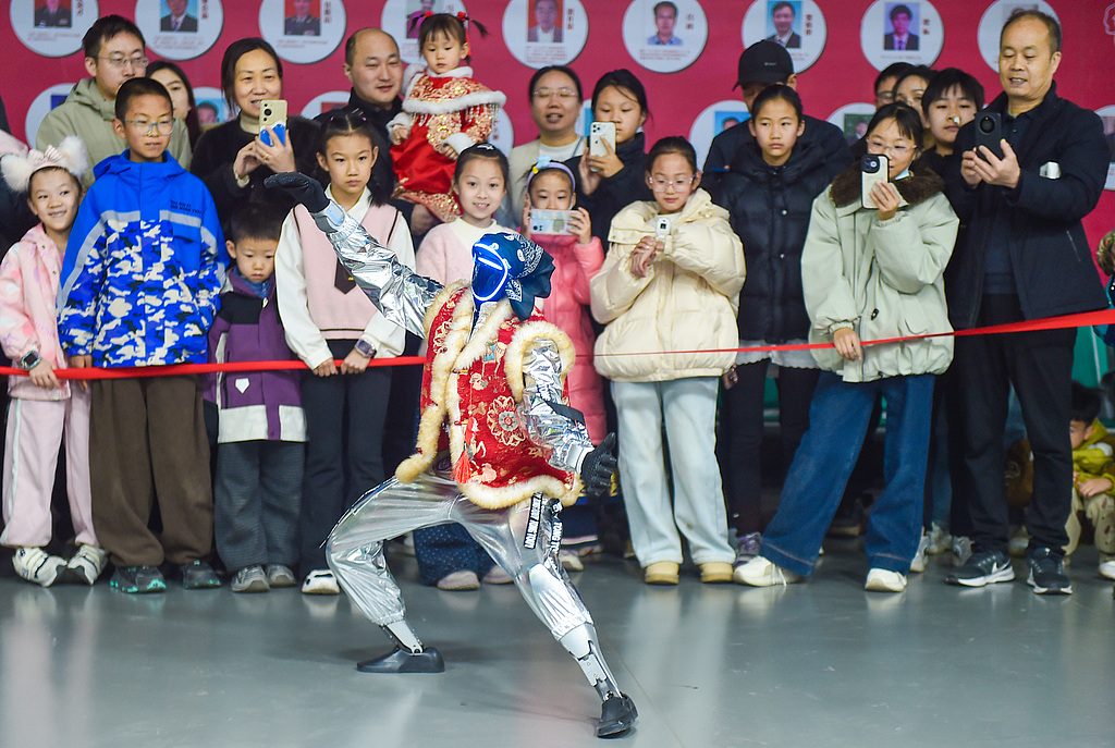 河南洛阳：小学生乐享科技寒假