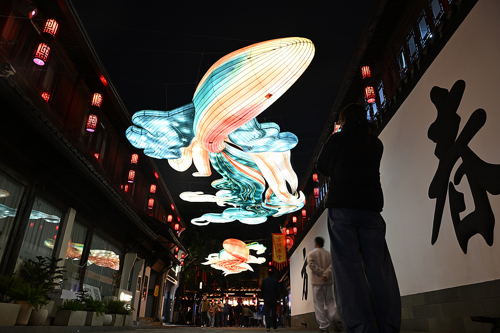 浙江杭州：大运河畔彩灯璀璨年味浓