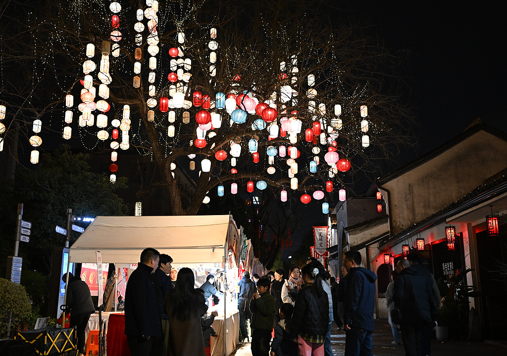 浙江杭州：大运河畔彩灯璀璨年味浓