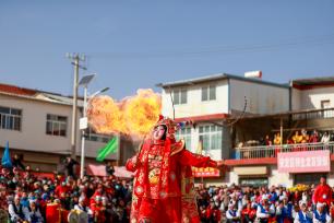 甘肃定西：社火展演迎新春