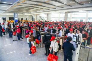 贵州黔西南：外出务工人员乘坐专列返岗