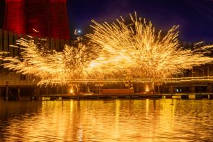 海南海口：非遗打铁花表演流光溢彩