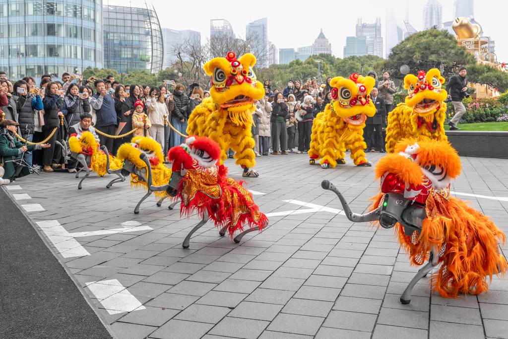 上海：机器人舞狮迎新年