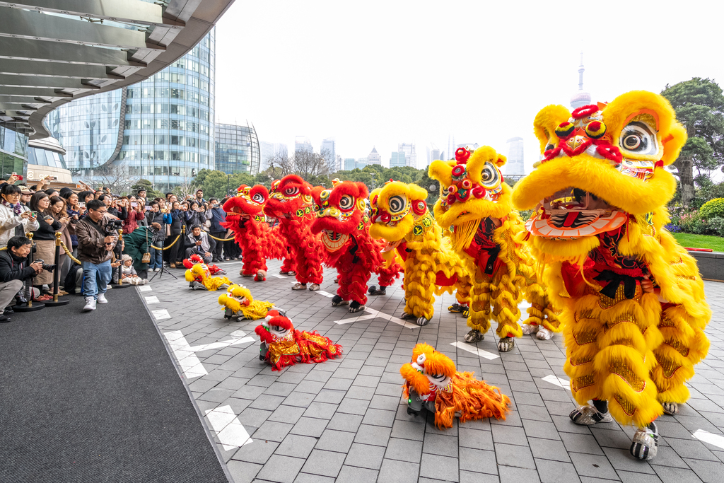 上海：机器人舞狮迎新年