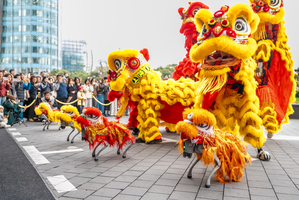 上海：机器人舞狮迎新年