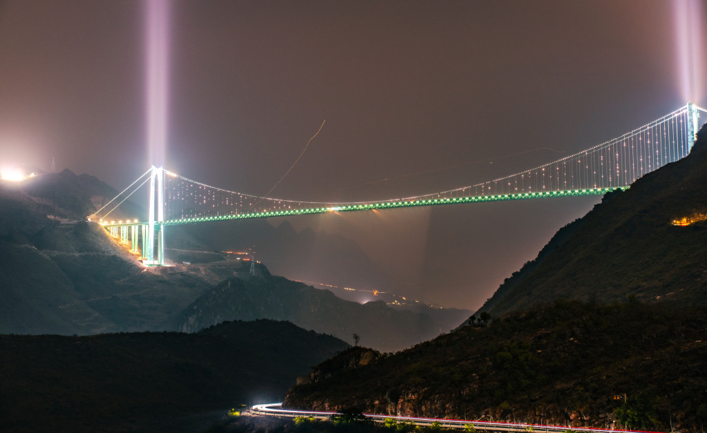 贵州黔西南：花江峡谷大桥灯光秀璀璨夺目