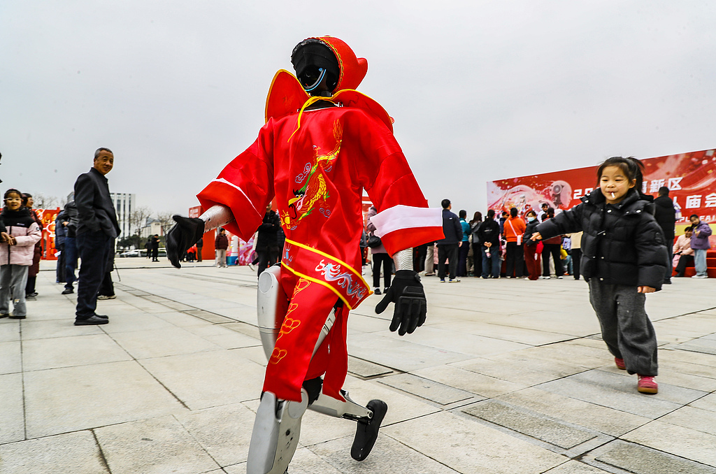 陕西咸阳：机器人庙会科技感十足