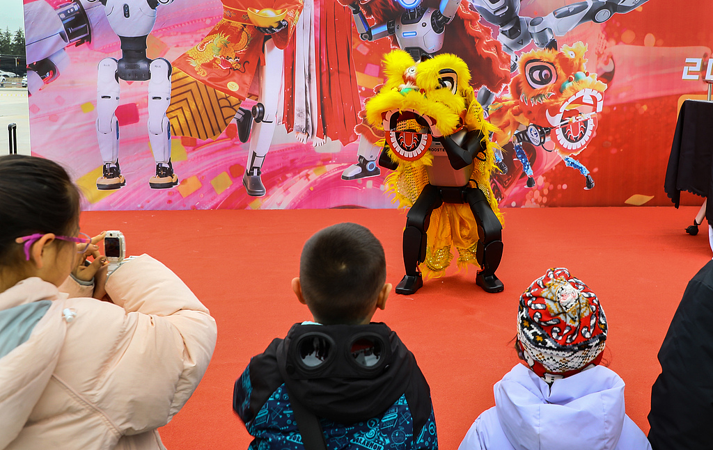 陕西咸阳：机器人庙会科技感十足