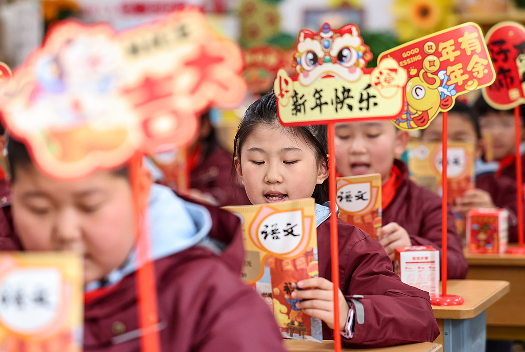 甘肃兰州：中小学生迎来新学期报到日