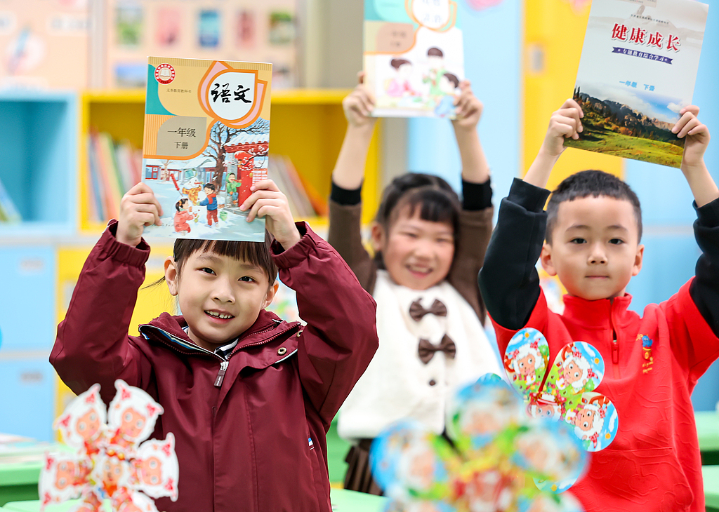 甘肃兰州：中小学生迎来新学期报到日