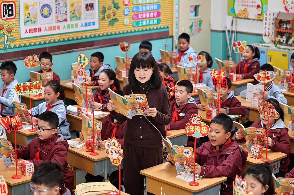 甘肃兰州：中小学生迎来新学期报到日