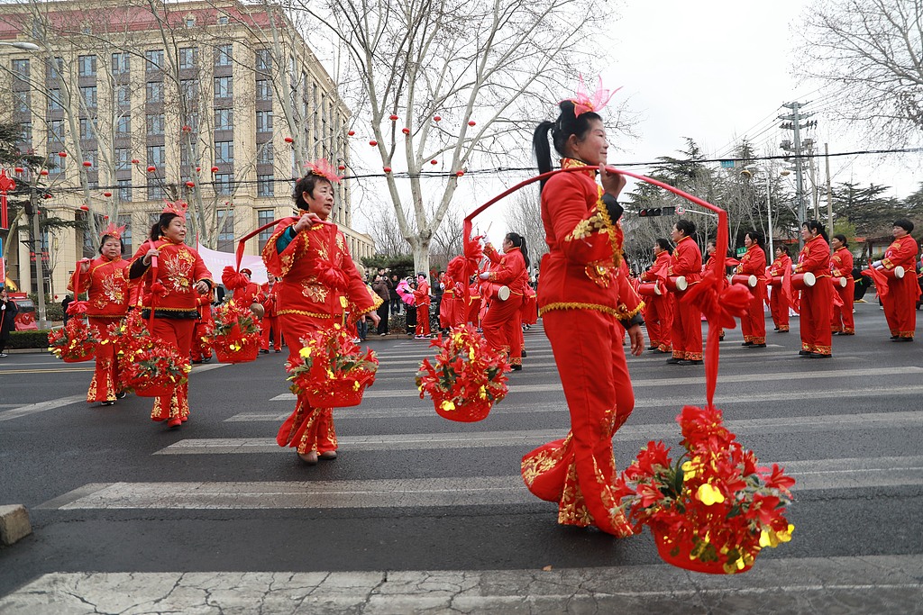 山东枣庄：多彩民俗展演贺新春迎元宵