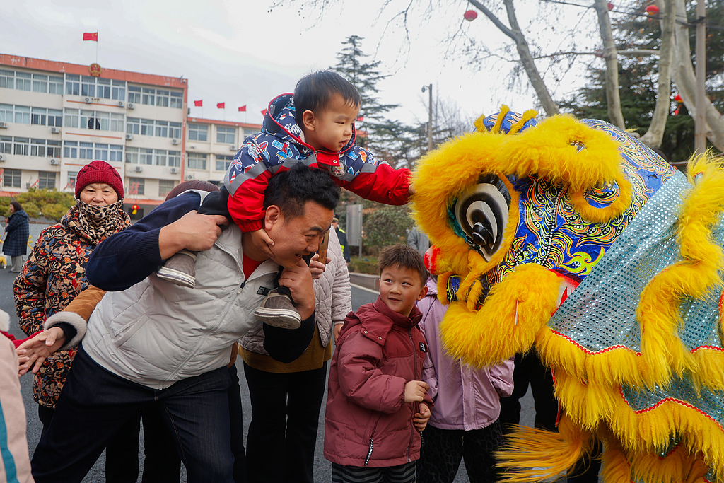 山东枣庄：多彩民俗展演贺新春迎元宵
