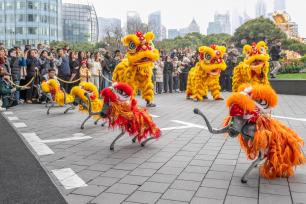 上海：机器人舞狮迎新年