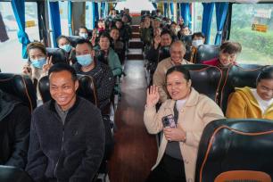 广西融水：务工者乘免费专车返岗复工