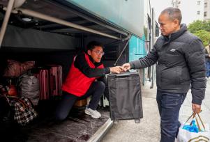 广西融水：务工者乘免费专车返岗复工