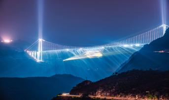 贵州黔西南：花江峡谷大桥灯光秀璀璨夺目