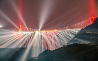 贵州黔西南：花江峡谷大桥灯光秀璀璨夺目