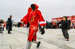 陕西咸阳：机器人庙会科技感十足