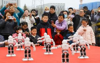 陕西咸阳：机器人庙会科技感十足