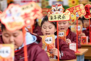 甘肃兰州：中小学生迎来新学期报到日