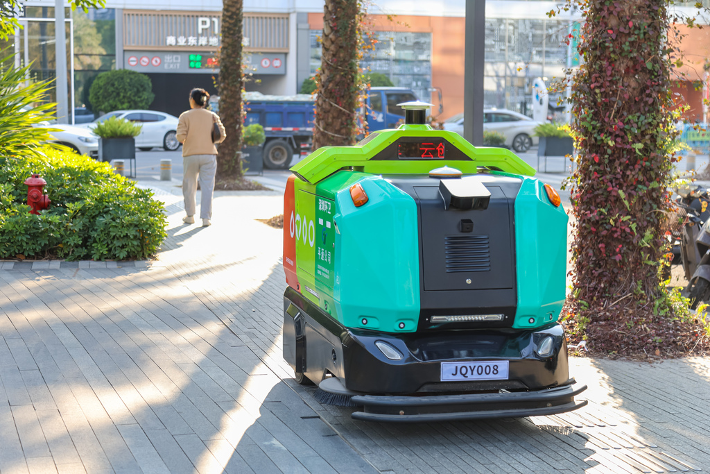 广东深圳：无人驾驶清扫车街头作业