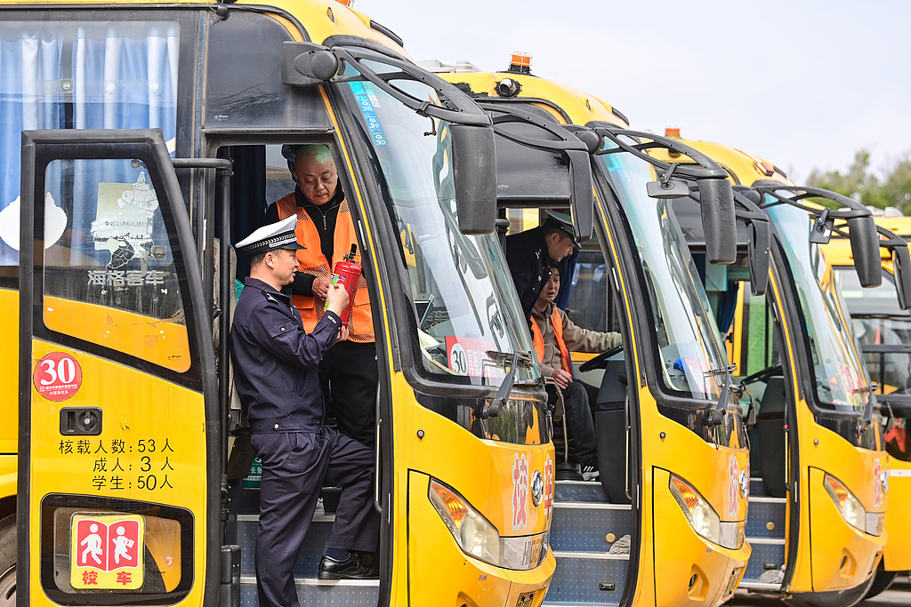 江西赣州：交警检查校车迎开学