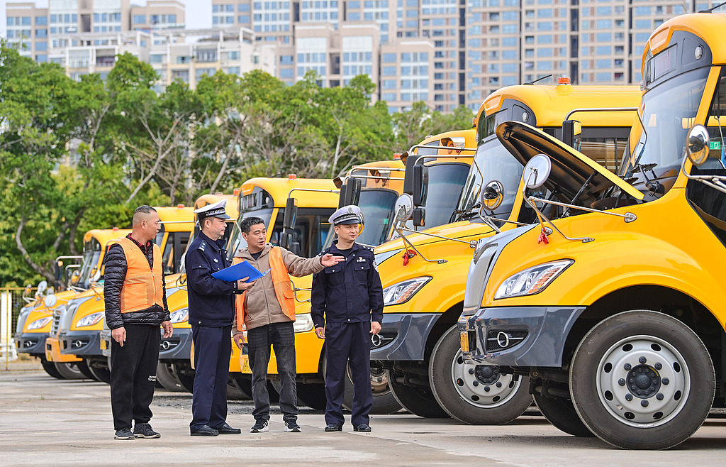 江西赣州：交警检查校车迎开学