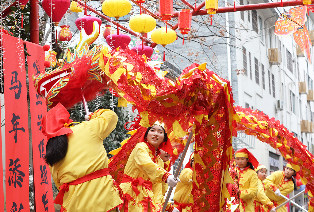 浙江德清：舞龙排演迎元宵