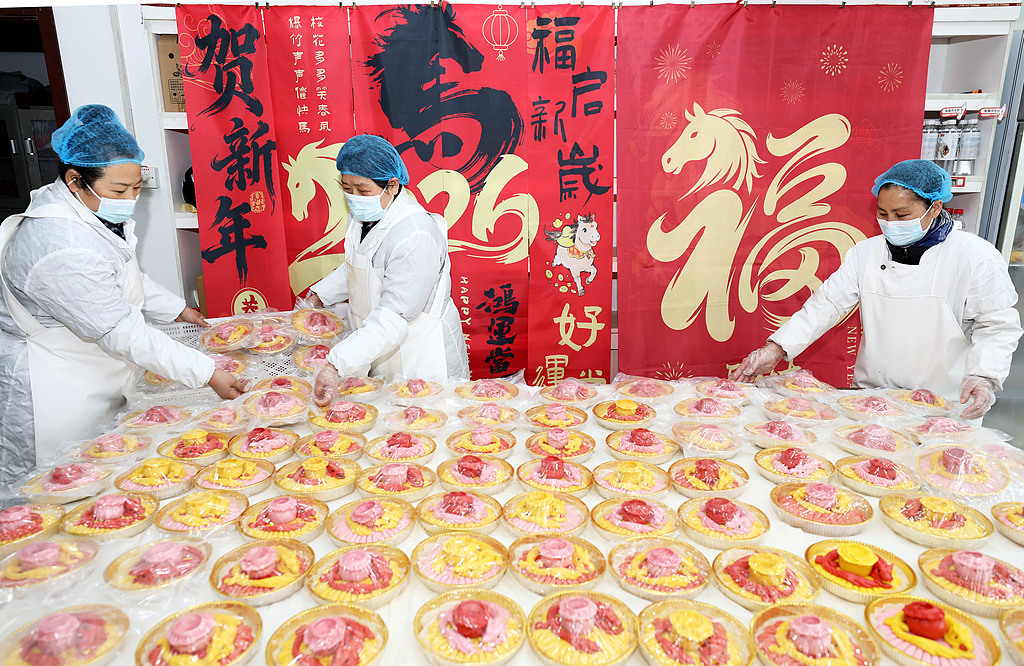 安徽淮北：工人制作传统面灯供应市场