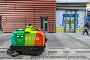 广东深圳：无人驾驶清扫车街头作业
