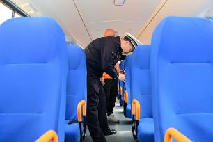 江西赣州：交警检查校车迎开学