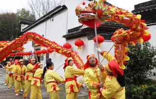 浙江德清：舞龙排演迎元宵