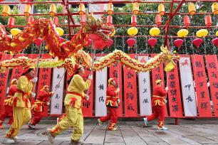 浙江德清：舞龙排演迎元宵