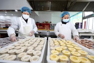 安徽淮北：工人制作传统面灯供应市场