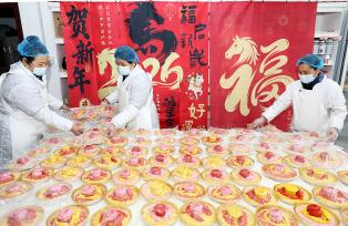 安徽淮北：工人制作传统面灯供应市场