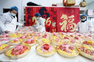 安徽淮北：工人制作传统面灯供应市场