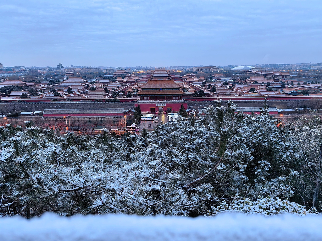北京迎马年首场降雪 故宫博物院银装素裹