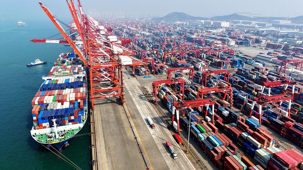 青岛港外贸集装箱码头繁忙作业