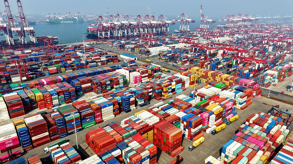 青岛港外贸集装箱码头繁忙作业